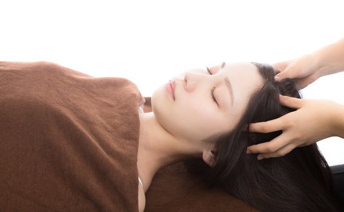 頭部のツボを指圧でもみほぐす、リラックス効果のあるヘッドマッサージ施術