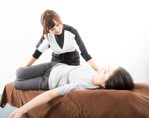 リラクゼーションサロンで全身のボディバランスを整える施術