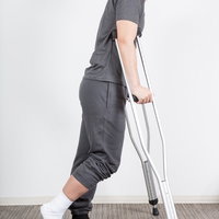 右足を捻挫して松葉杖を使う男性のリハビリ治療の写真