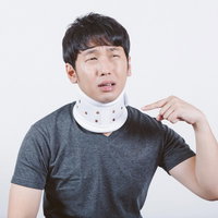 むち打ちでギブスと頚椎カラーを装着する男性の写真