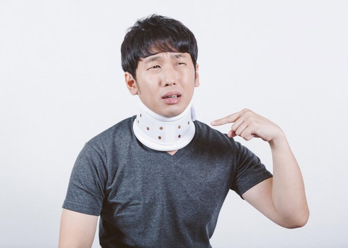 むち打ちでギブスと頚椎カラーを装着する男性