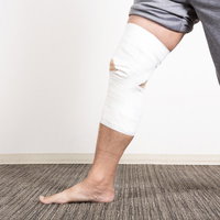 膝関節のテーピング施術｜捻挫・靭帯損傷の治療とリハビリテーションの写真