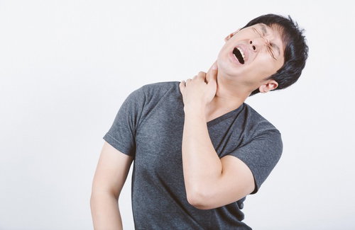 交通事故10日前後のむち打ち症で首と肩の激痛に苦しむ男性