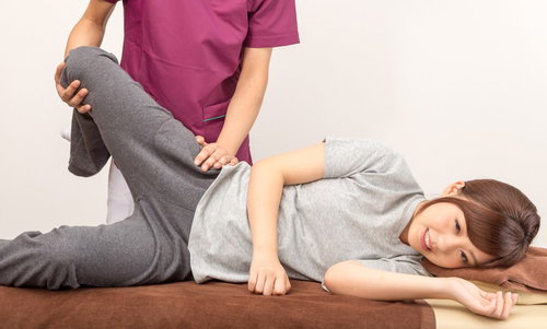 足腰にたまりやすいリンパや血液の流れを改善するふくらはぎマッサージ