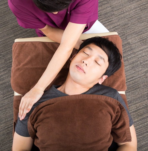 整骨院での首と肩のストレッチ施術による肩こり・首の痛み治療