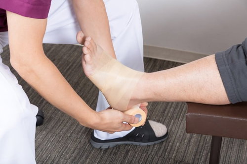 足首にテーピングを巻く整骨院での治療と捻挫のリハビリテーション