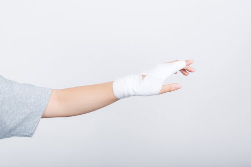 左手の示指をテーピングで固定した手指の治療処置