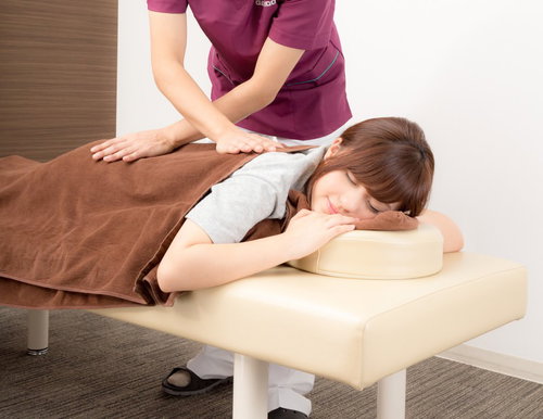 揉みほぐされてリラックスする女性