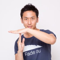 両手でT字を作ってタイムを要求する男性の写真