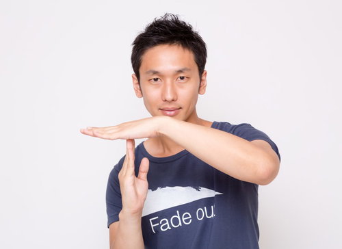 両手でT字を作ってタイムを要求する男性