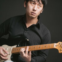 ギターを弾く男性ミュージシャンの演奏風景の写真