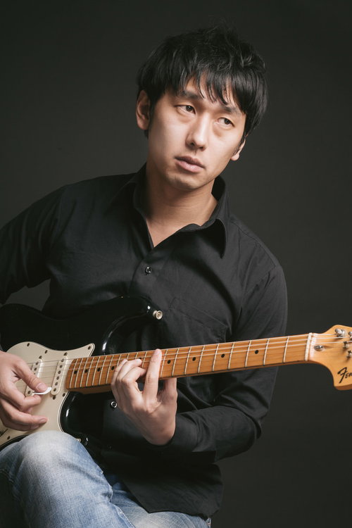 ギターを弾く男性ミュージシャンの演奏風景