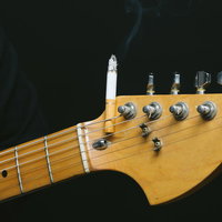 タバコを吸う男性のポートレートの写真