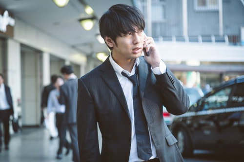 街中で偶然初恋の女性を発見。しかし、当時の面影はなかった--電話で報告する男性記者