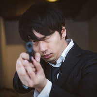 帰宅中にサバゲーショップに立ち寄ったサラリーマンが拳銃を構えるの写真