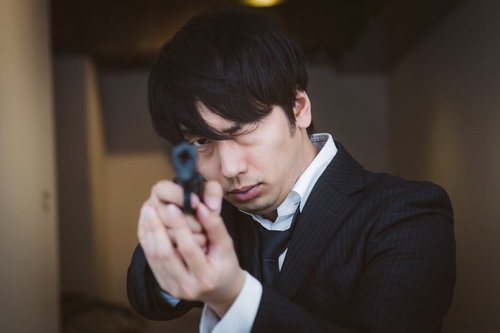帰宅中にサバゲーショップに立ち寄ったサラリーマンが拳銃を構える