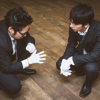 本番前に打ち合わせをするジャーナリストと刑事の写真