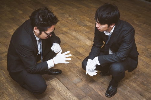 本番前に打ち合わせをするジャーナリストと刑事