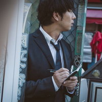 当て逃げ現場を目撃し、スマートフォンにナンバーをメモする男性の写真