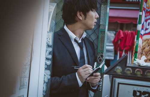 当て逃げ現場を目撃し、スマートフォンにナンバーをメモする男性