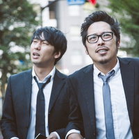 「今日も収穫なしか...」と肩を落とす週刊誌の記者の写真