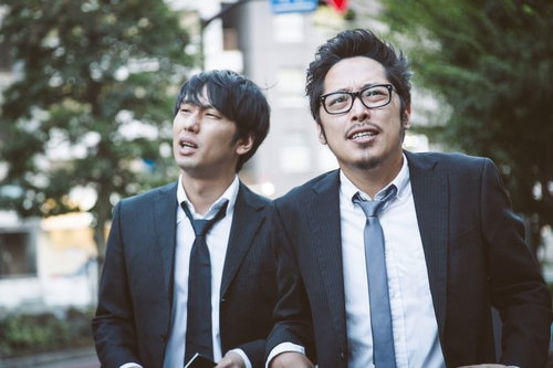 「今日も収穫なしか...」と肩を落とす週刊誌の記者