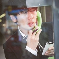 小銭がないことに気づき唖然とする男性ジャーナリストの写真