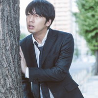 買い物帰りの妻を見つけ秒速で木の後ろに身を隠すリストラ男の写真