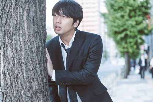 買い物帰りの妻を見つけ秒速で木の後ろに身を隠すリストラ男