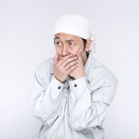 わたしの賃金安すぎ...口を覆う男性作業員の困惑の写真