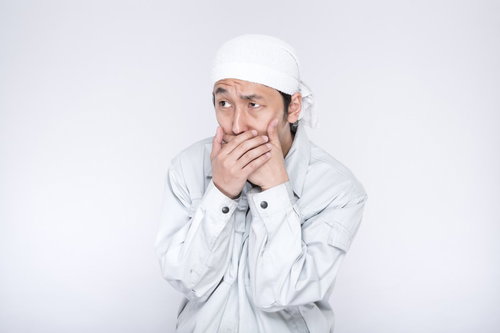 わたしの賃金安すぎ...口を覆う男性作業員の困惑