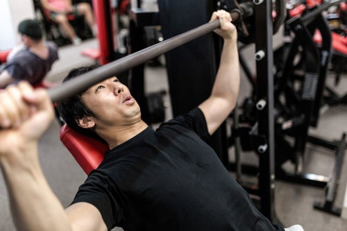 バーベルを握る位置がわからないトレーニング初心者の男性