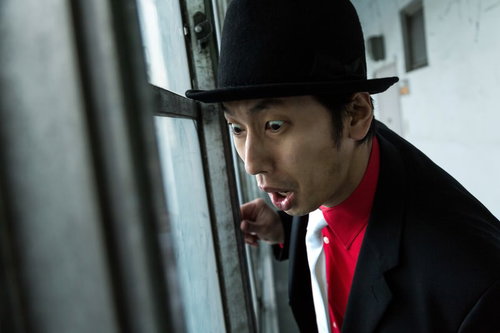 尾行相手に事務所がバレた迷探偵の驚く顔と身を隠す仕草