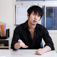 なかなか帰ろうとしない若者に圧迫面接を迫る男性の写真