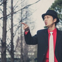 道案内をする強面のエージェント男性が指をさすの写真