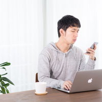 自作テーマのスマホビューを確認するプロブロガー兼ノマドワーカーの写真