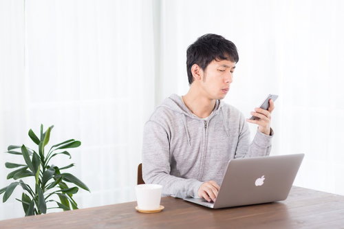 自作テーマのスマホビューを確認するプロブロガー兼ノマドワーカー