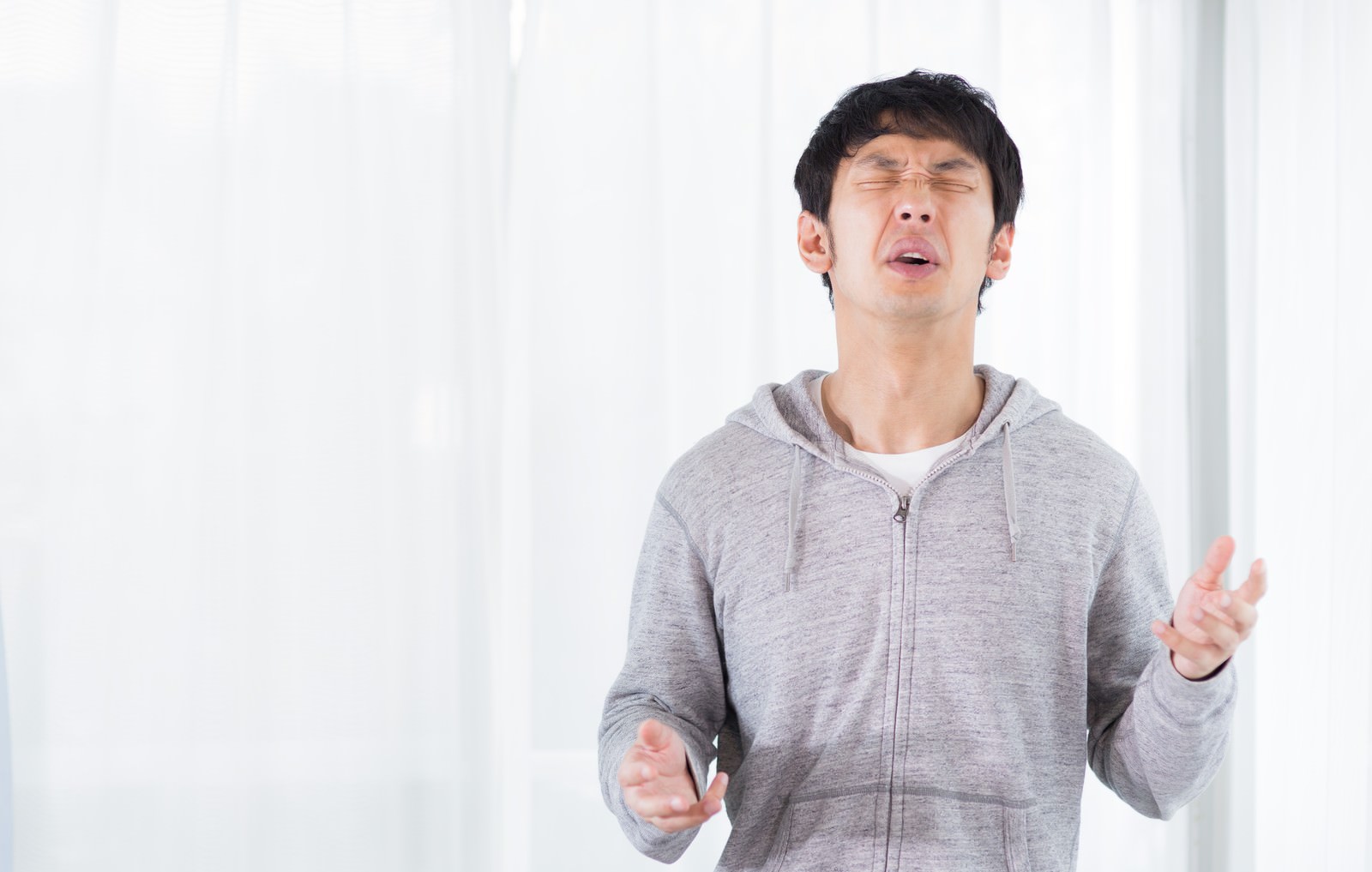 わさび過多でショックを受け、辛さに耐える表情の男性［モデル：大川竜弥］
