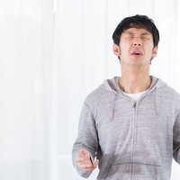 わさび過多でショックを受ける男性の不運な食事風景の写真