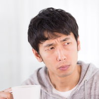 慎重にテイスティングをするコーヒーマイスターの真摯な表情の写真