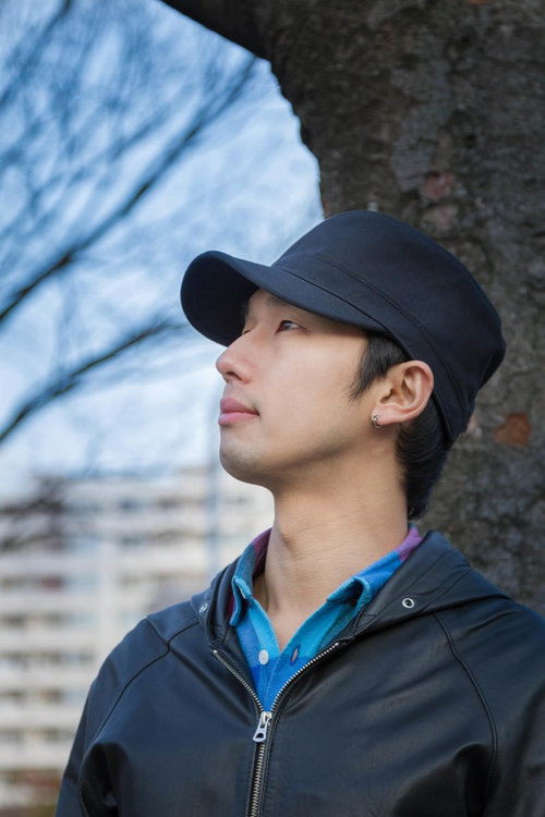 彼女に振られ遠くを見つめる独男