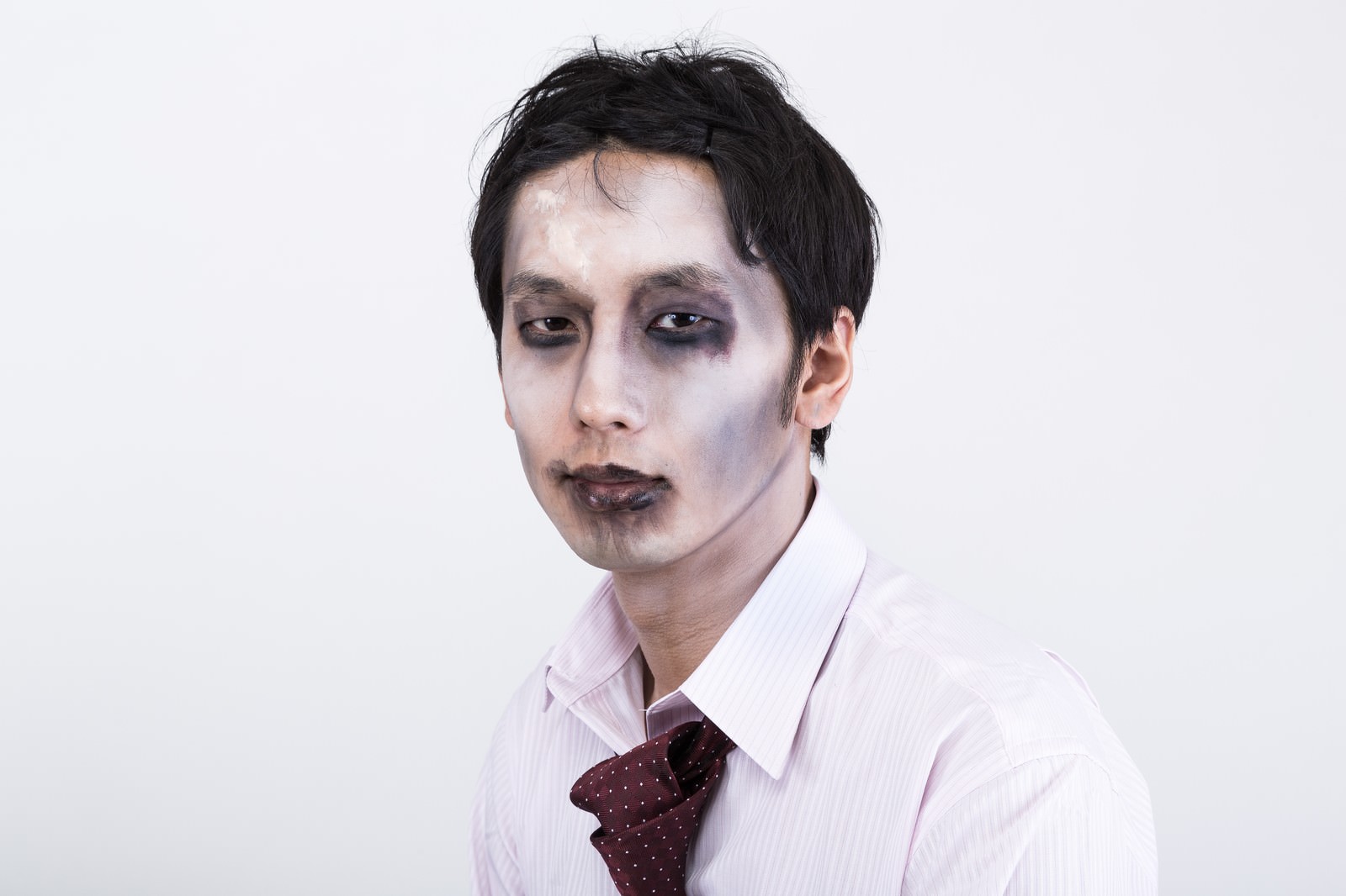 ゾンビメイクをした社畜サラリーマンの男性［モデル：大川竜弥］