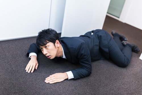 朝礼中ほふく前進で出社する遅刻常習者