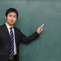 「ここテストに出るよ！」と解説する塾の講師の写真