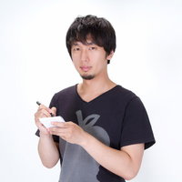 ペンを走らせてノートにメモを取るビジネスマンの手元の写真