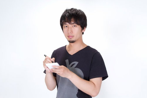 ペンを走らせてノートにメモを取るビジネスマンの手元