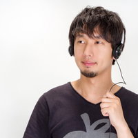 ヘッドセットを持つ男性のポートレートの写真