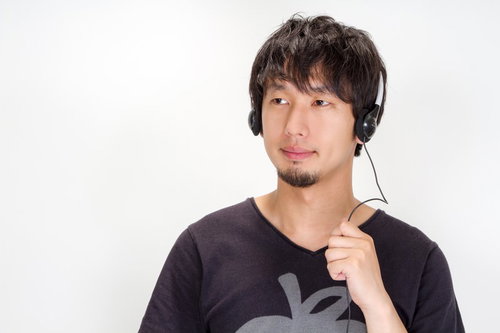 ヘッドセットを持つ男性のポートレート