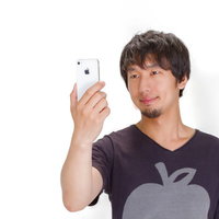 スマホのカメラを構えて被写体に向けて撮影する手元の写真