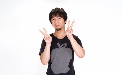 「200枚目ｲｴｰｲ」とダブルピースして喜ぶ男性